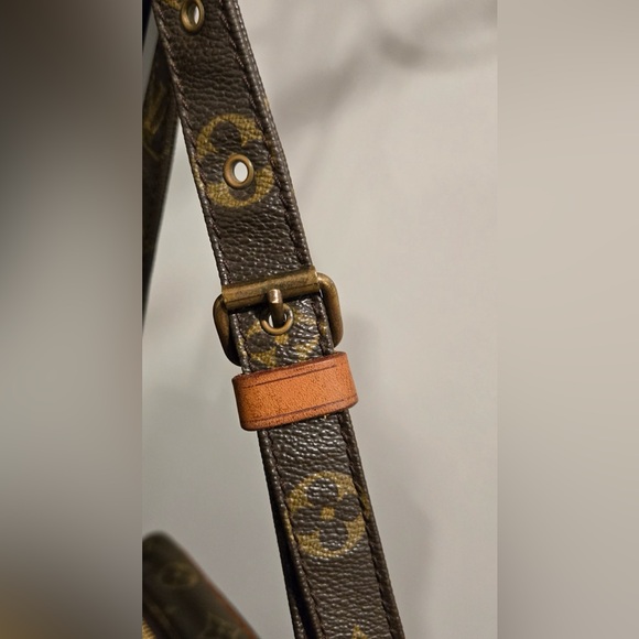 Louis Vuitton VINTAGE Monogram Danube MM Crossbody - Picture 5 of 16